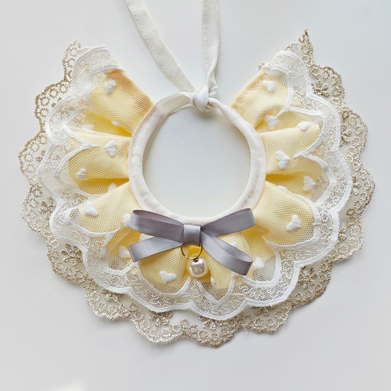 Adjustable Champagne Lace Pet Bib with Pearl Pendant for Dogs Cats